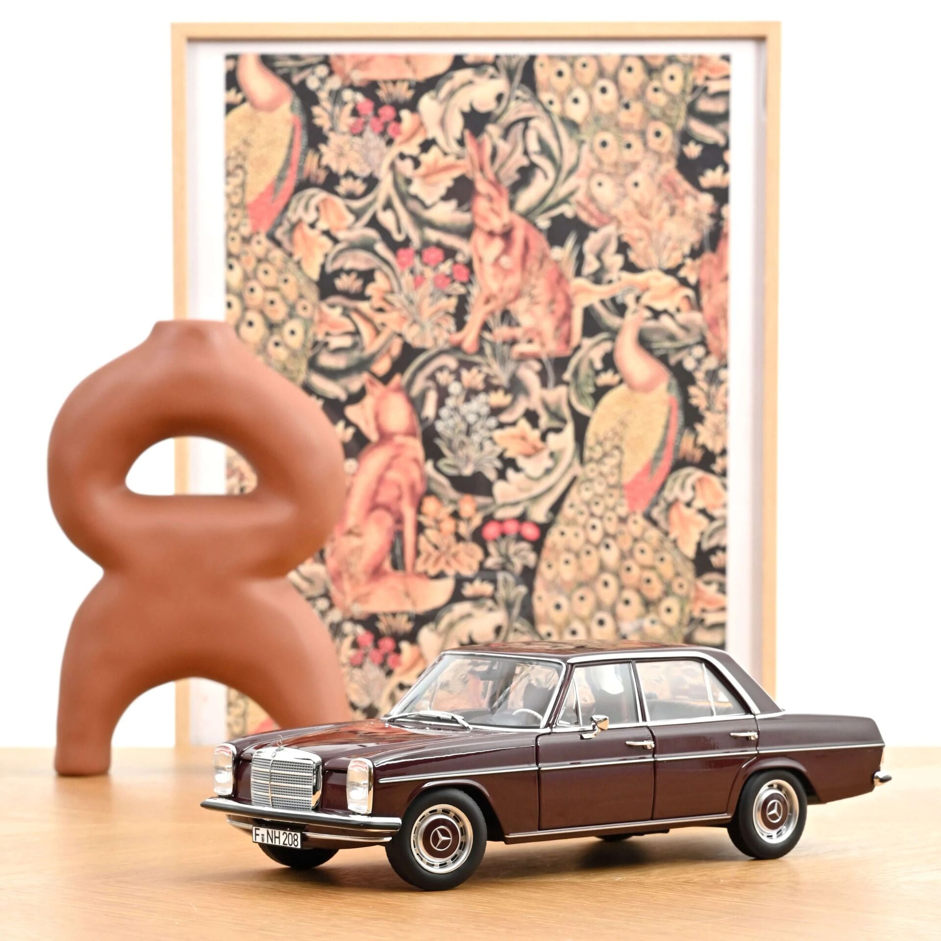 Norev 1/18 Mercedes-Benz 200 1968 Dark Red Brown - 183778