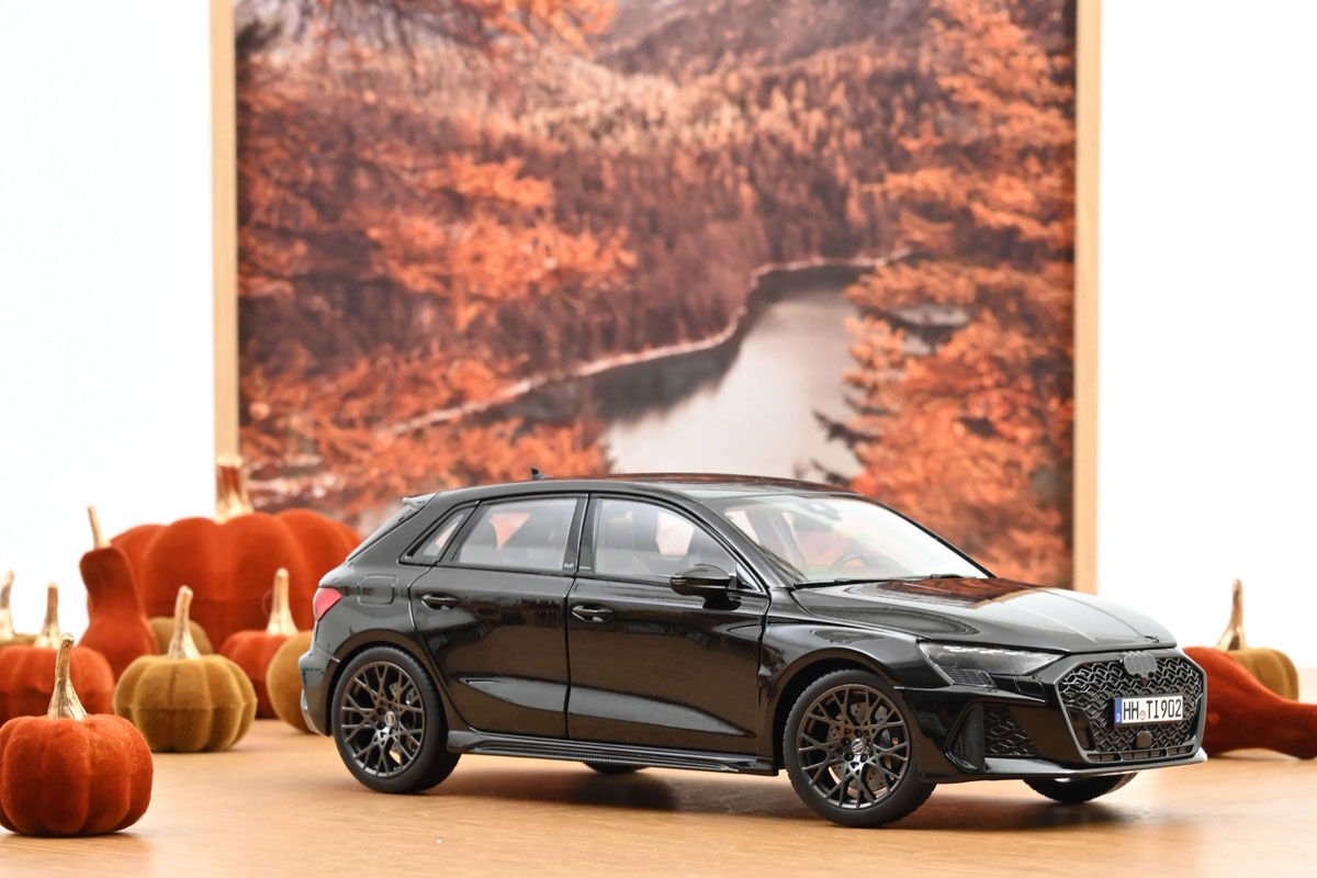 Norev 1/18 Audi RS 3 2025 Myth Black Metallic - 188388