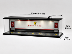 Diecast Toyblox ''Ferrari V2'' Diorama Garaj 1/64 Ölçek 8 Araçlık, LED Işıklı USB Kablolu Pleksi Kapaklı Dekoratif Vitrin