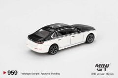 Mini GT 1/64 959 BMW i7 xDrive60 Alpine White / Black Sapphire