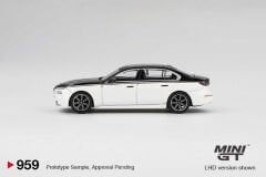Mini GT 1/64 959 BMW i7 xDrive60 Alpine White / Black Sapphire